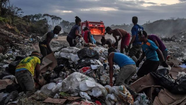 Venezolanos hurgando en la basura cerca de la frontera de Venezuela con Brasil.