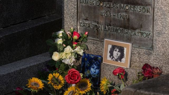 ضريح جيم موريسون في مقبرة بير لاشيز الباريسية في أبريل/ نيسان الماضي