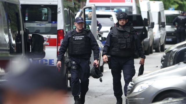 Agentes de policía respondiendo al tiroteo en Belgrado