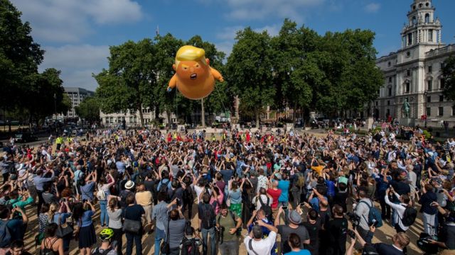 Người biểu tình thả một khí cầu có hình TT Donald Trump cao 6 mét, còn được gọi là 'Em bé Trump', tại Quảng trường Quốc hội ở London hôm 13/7.