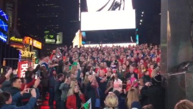 Cannoedd o Gymry yn Times Square