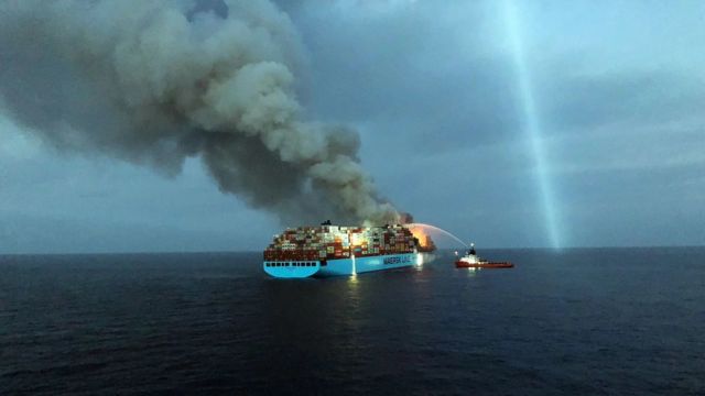 A dificuldade de apagar um incêndio em mar aberto fez com que o navio Maersk Honam fosse rebocado até o porto, em 2018.