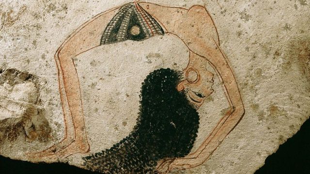 Uma dançarina acrobática faz pose sobre um um óstraco, fragmentos que os artistas usavam para fazer esboços ou grafites. Egito, 18ª Dinastia do Antigo Egito, cerca de 1280 AC.