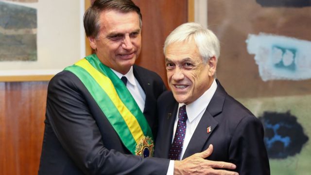 Bolsonaro saluda a Piñera en su toma de posesión, donde aparece con banda presidencial
