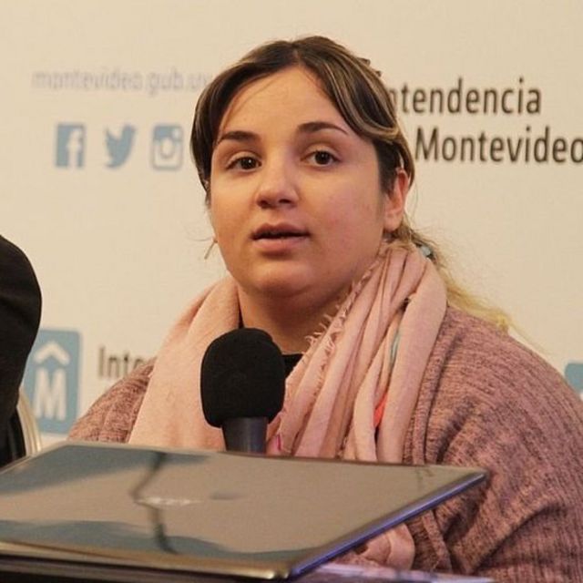 Fiorella Buzeta frente al micrófono