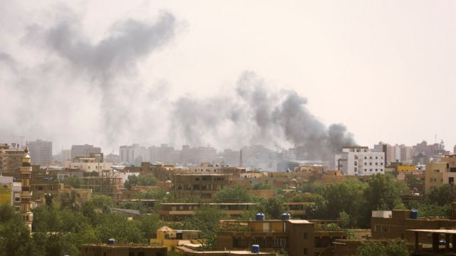 دخان يتصاعد فوق المباني خلال اشتباكات بين قوات الدعم السريع شبه العسكرية والجيش في الخرطوم ، السودان، 17 أبريل نيسان 2023.