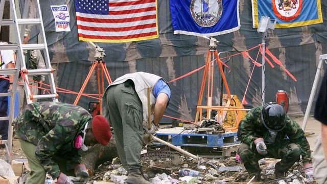 دو حمله القاعده در سال ۱۹۹۸ به سفارتخانه های آمریکا در کنیا و تانزانیا صدها کشته به جا گذاشت