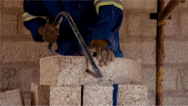 Le béton de chanvre est considéré comme une alternative à faible émission de carbone aux matériaux non durables tels que le béton.