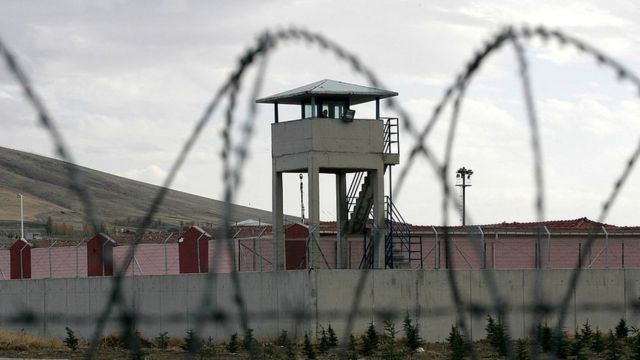 Dördüncü yargı paketini TBMM'ye sunmaya hazırlanan Adalet ve Kalkınma Partisi (AKP) bundan önce ceza infaz mevzuatında değişiklik için mini bir paketi Meclis'ten geçirmeyi planlıyor.