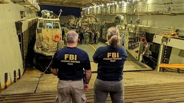 Agentes del FBI mirando restos del primer globo derribado