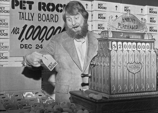 Gary Dahl vendiendo sus Pet Rocks en 1975