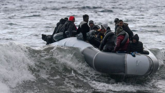 Ege Denizi'nden Yunan kıyılarına geçmeye çalışan göçmenlerin zorla geri gönderildiği iddia ediliyor.