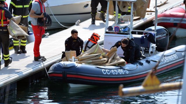 Las tareas de rescate tras el accidente.