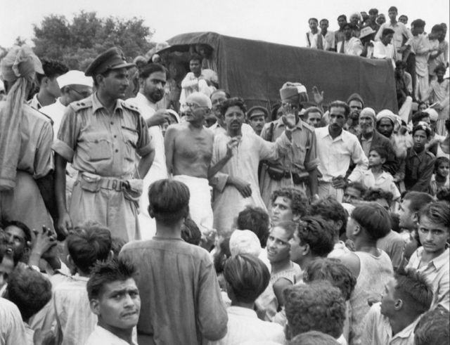 1947 సెప్టెంబర్ 22న పాకిస్తాన్‌కు వెళ్లేందుకు సిద్ధమైన ముస్లిం శరణార్థులను ఢిల్లీలోని పురానా ఖిలాలో సందర్శించిన గాంధీ