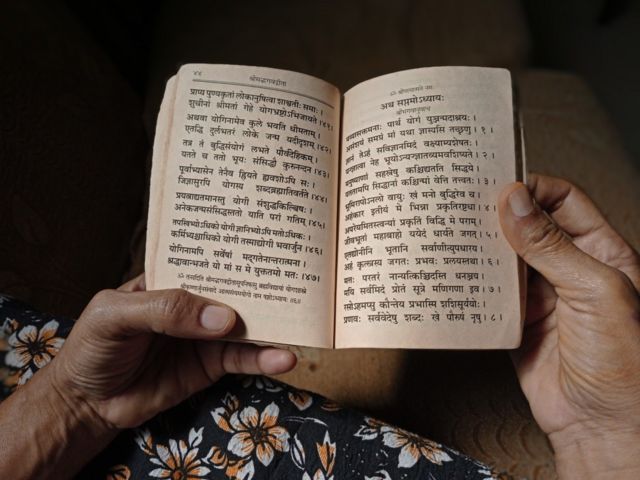 Libro hindú escrito en sánscrito.