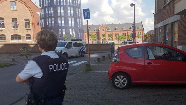 Женщина-полицейский возле места нападения