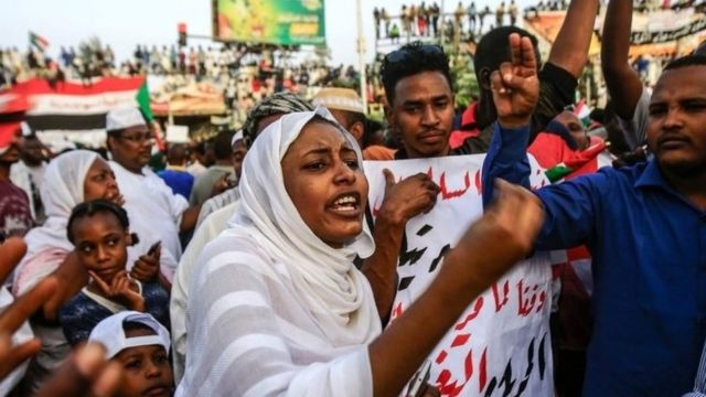 مظاهرات السودان المحتجون يطالبون بانتقال فوري إلى حكم مدني Bbc News عربي