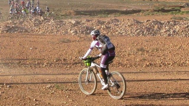 Eva Giménez, de Asdent, durante una carrera por el desierto de Sahara para recaudar fondos
