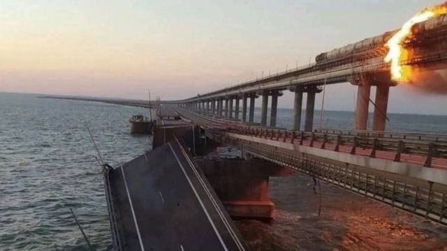 乌克兰总统顾问米哈伊洛·波多利亚克分享了克里米亚大桥发生爆炸后的照片。照片显示一半的道路被炸断，另一半仍然连接着。