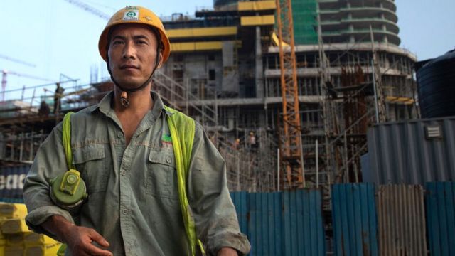 Trabalhador da construção civil chinês em obras de complexo comercial em Colombo, no Sri Lanka (foto de 2018)