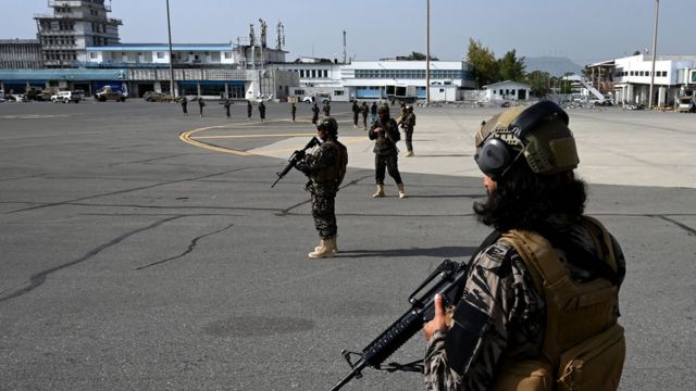 مقاتلو طالبان في مطار كابل