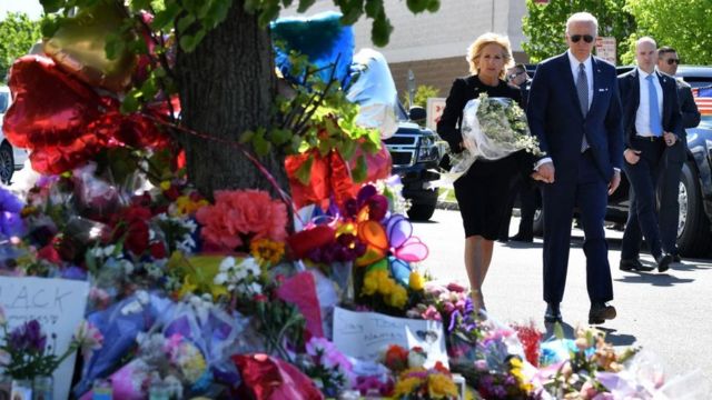 El presidente Joe Biden y la primera dama Jill Biden visitan un monumento a las víctimas del tiroteo masivo del sábado en un supermercado en Buffalo, Nueva York.