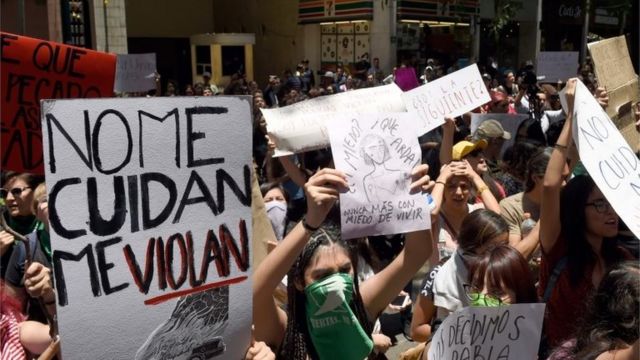 Manifestantes con carteles en una protesta