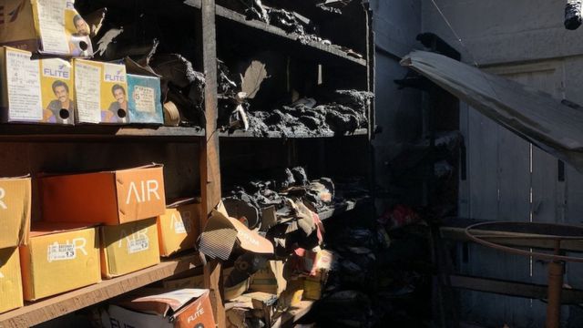 रोवा में जलती हुई दुकानें