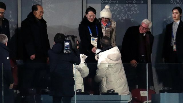 Kim Yo-jong saluda a Moon Jae-in en PyeongChang.