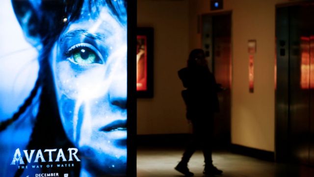 Un afiche de "Avatar: El camino del agua" en una sala de cine