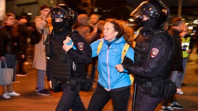 Una mujer es arrestada en Moscú.