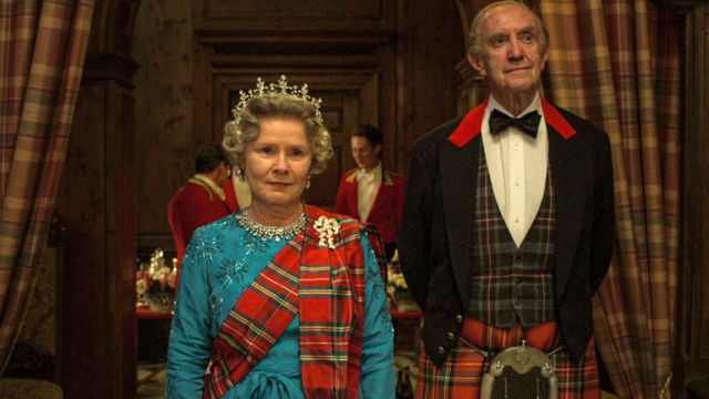 Imelda Staunton como la reina Isabel II y Jonathan Pryce como el príncipe Felipe en la nueva temporada de
