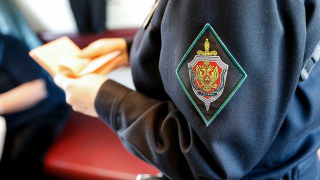Соттрудник ФСБ проверяет документы (архивное фото, октябрь 2017)