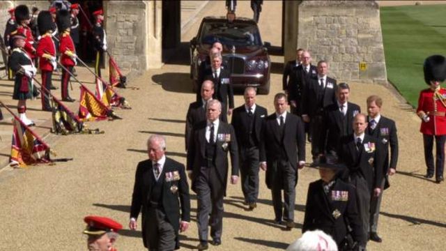 棺の後ろを、チャールズ皇太子、アン王女、アンドリュー王子、エドワード王子、ウィリアム王子やハリー王子など他の参列者が歩いて付き添った