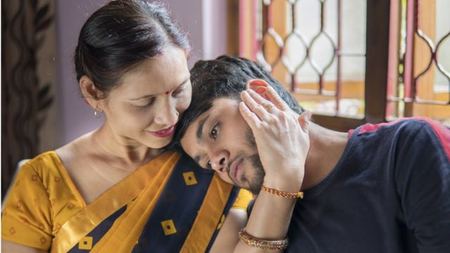 मानसिक आरोग्यः घरातील व्यक्तीला 'मानसिक आजार' झाला आहे हे कसं ओळखाल? त्याला कसा आधार द्याल?