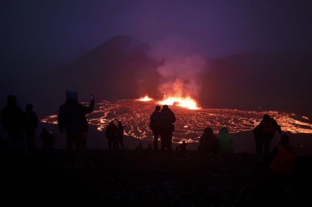 Rios de lava candente se alejan del volcán