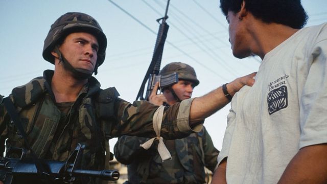 Soldado estadounidense arrestando a un "rebelde" panameño en diciembre de 1989.