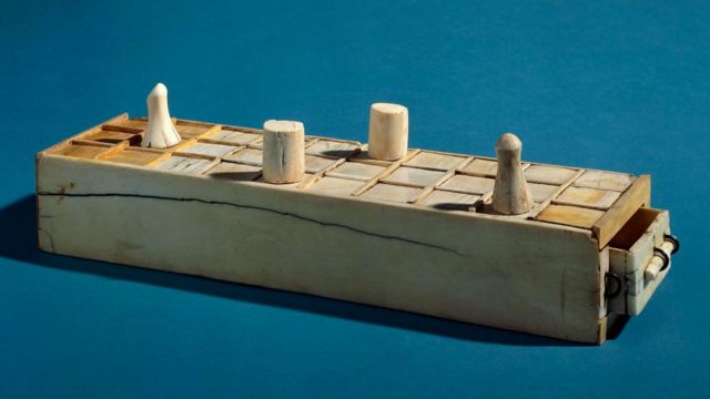 Senet: um dos jogos de tabuleiro mais antigos do mundo • Lambrequim