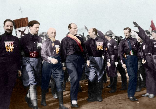 BEnito Mussolini y otros dirigentes fascistas marchan sobre Roma.
