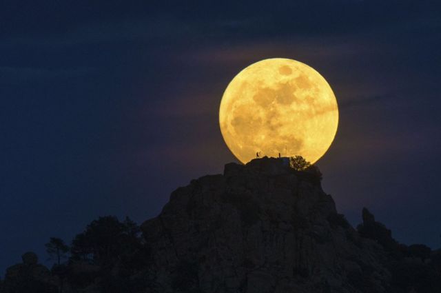 Hombre en la Luna de Dani Caxete