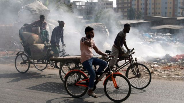 ময়লা আবর্জনা পোড়ানো হচ্ছে।