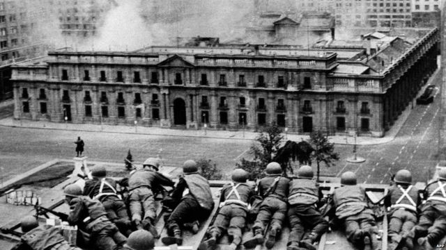 Militares frente a La Moneda