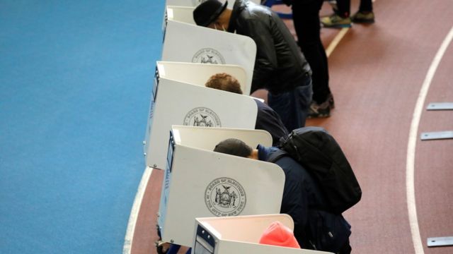Pessoas votando no Brooklyn, em Nova York