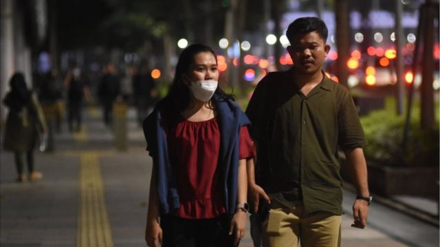 Kebijakan bebas masker di luar ruangan 'terlalu cepat' dikhawatirkan 'picu gelombang baru Covid-19' - BBC News Indonesia