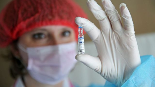 俄罗斯一名医务人员正在准备了一剂新冠疫苗。(photo:BBC)