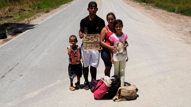Família venezuelana pedindo carona