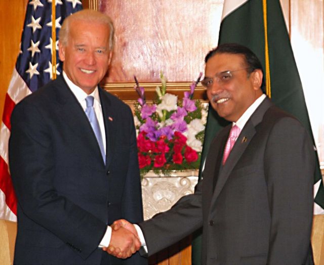 साल 2011 में पाकिस्तान के राष्ट्रपति अली आसिफ़ ज़रदारी के साथ जो बाइडन