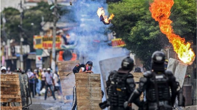 Um confronto entre polícia e manifestantes na Colômbia
