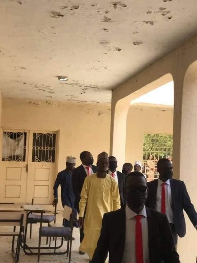 One of di pictures wey go viral show di SUG presido with bodyguards