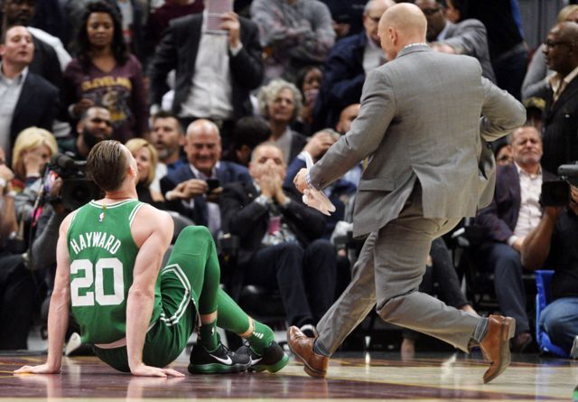 A impressionante lesão de Gordon Hayward, Imagens impressionantes da grave  lesão de Gordon Hayward, dos Boston Celtics. Tudo aconteceu esta madrugada.  O jogador sofreu uma dupla fratura da tíbia